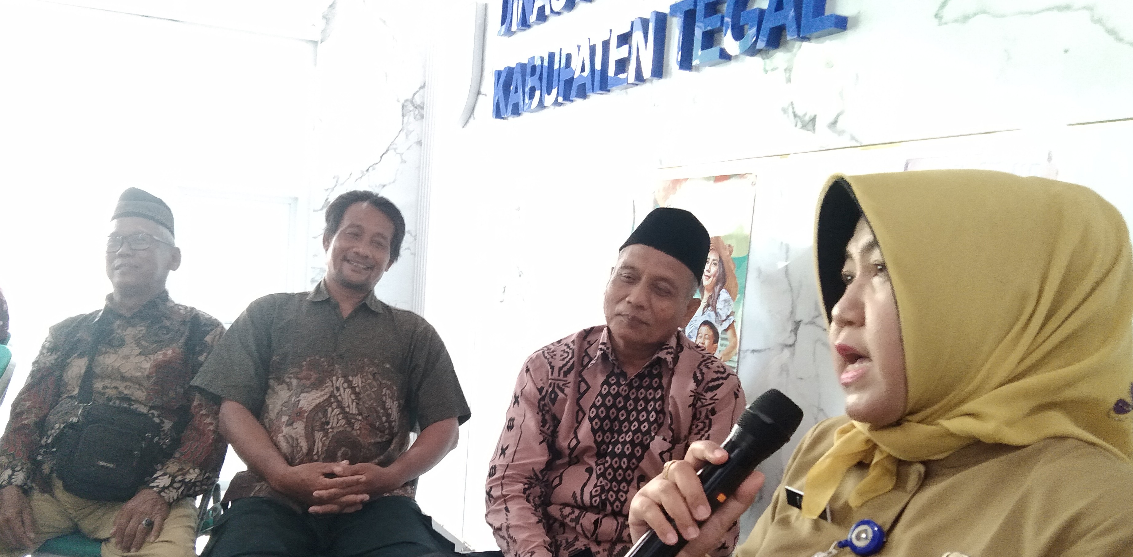 KEPALA DESA BESERTA IBU KETUA TP PKK DESA KEMUNING KEC.KRAMAT IKUT PEMBEKALAN POKJA KAMPUNG KB