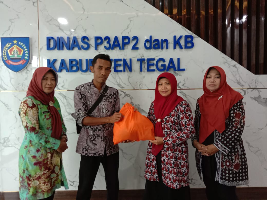 Penyerahan sembako dari DWP Kab. Tegal
