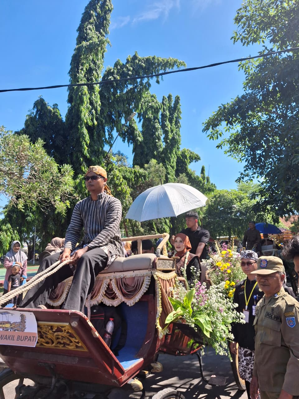 PERINGATI HARI JADI KAB.TEGAL 425 TAHUN BUPATI IKUT KIRAB TOMBAK KYAI PLERED
