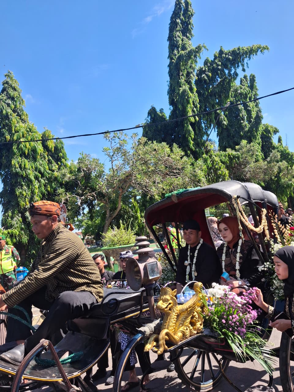 PERINGATI HARI JADI KAB.TEGAL 425 TAHUN BUPATI IKUT KIRAB TOMBAK KYAI PLERED